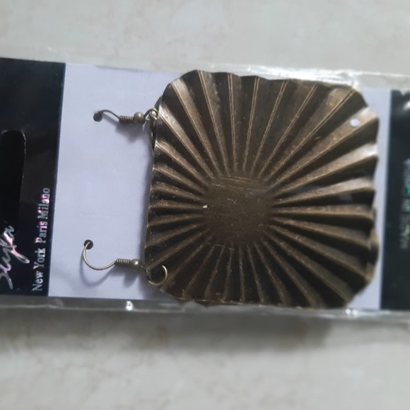 brass color earrings with Chunky light Bangle - Picture 2 of 6